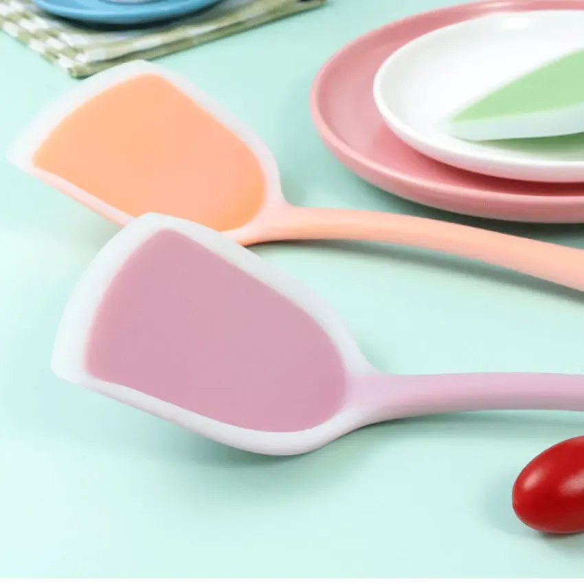 Ustensiles de cuisine en silicone en situation d'utilisation