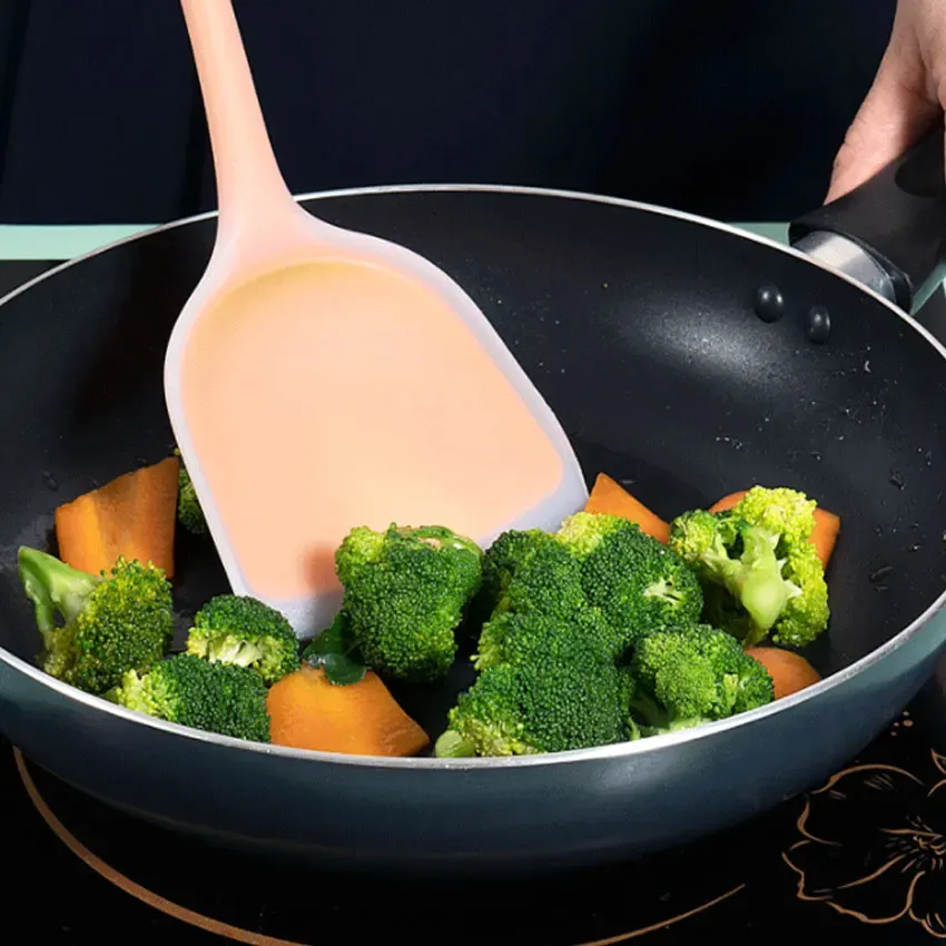 Gros plan sur la spatule et la pelle à frire