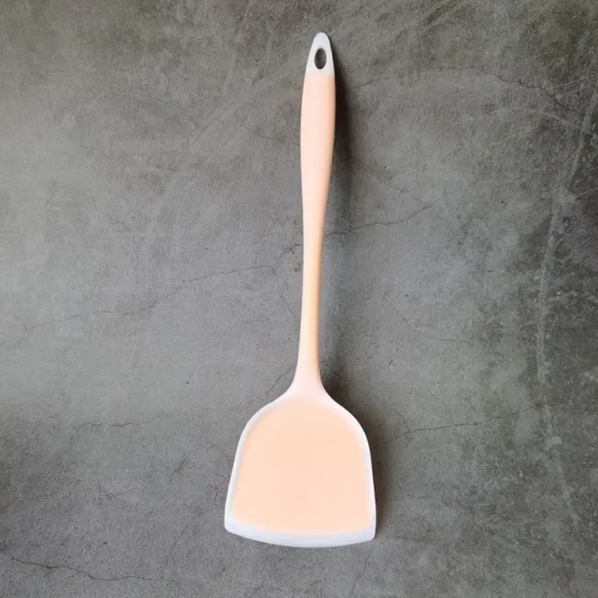 Ustensiles de cuisine en silicone sur fond clair