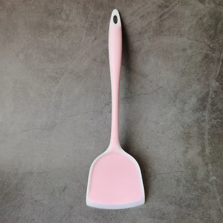 Outils de cuisine en silicone rangés dans l'ensemble