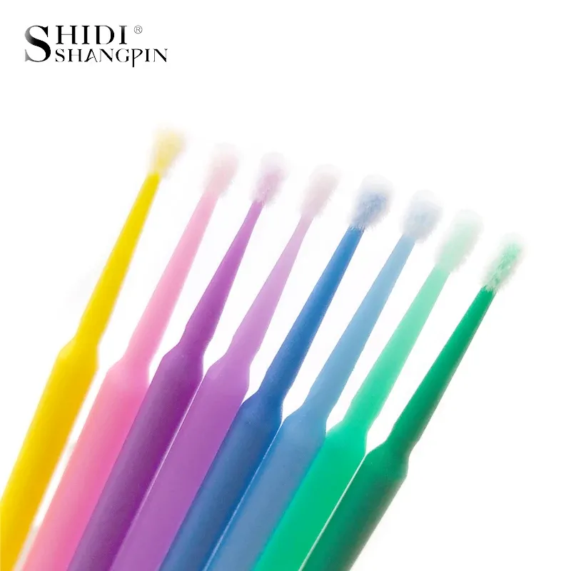 Détail des micro-brosses pour le maquillage du regard