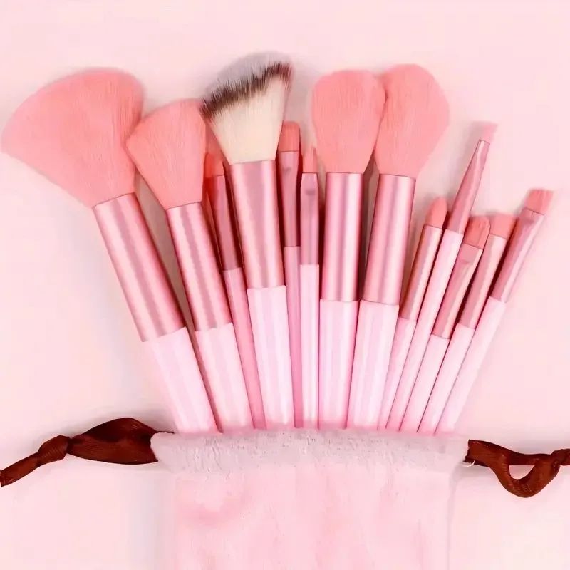 Ensemble de pinceaux de maquillage professionnels présenté dans son ensemble