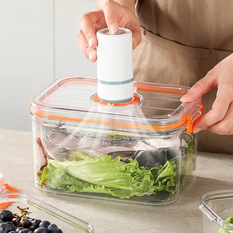 Boîte de conservation remplie d'aliments frais
