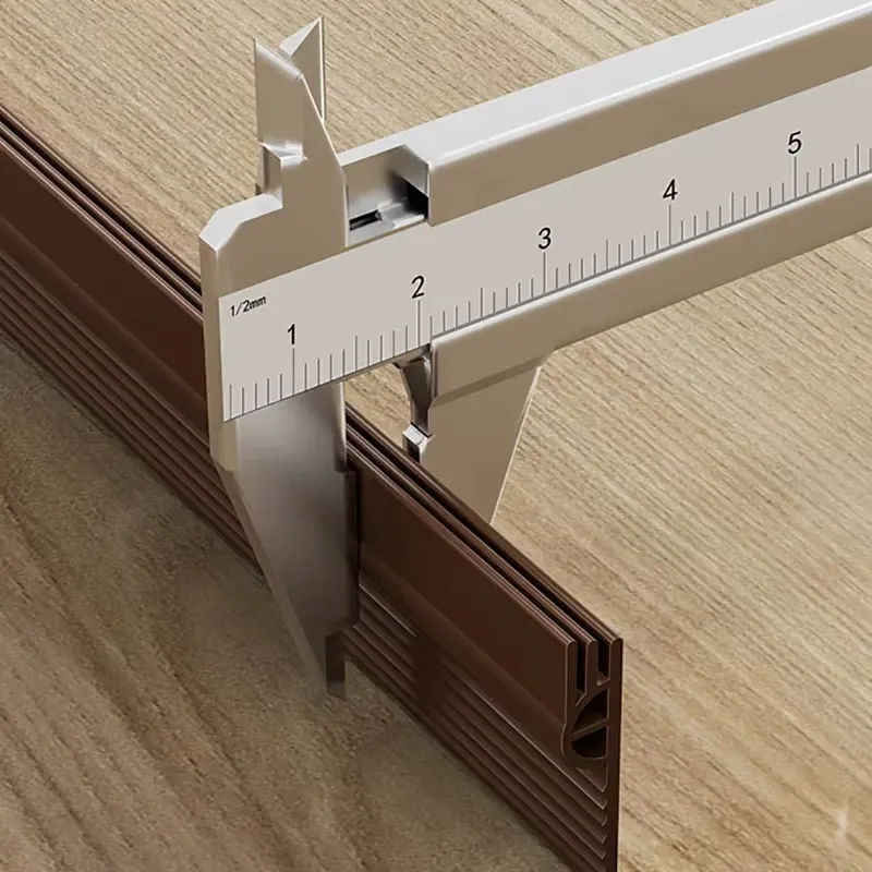 Butoir de porte en TPE installé sous une porte