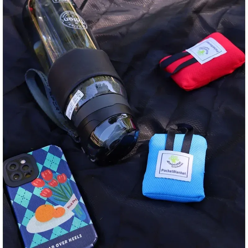 Couverture de pique-nique imperméable et portable, tapis de sol pliable, ultra-léger et ultra-fin, idéal pour le camping et la plage 5