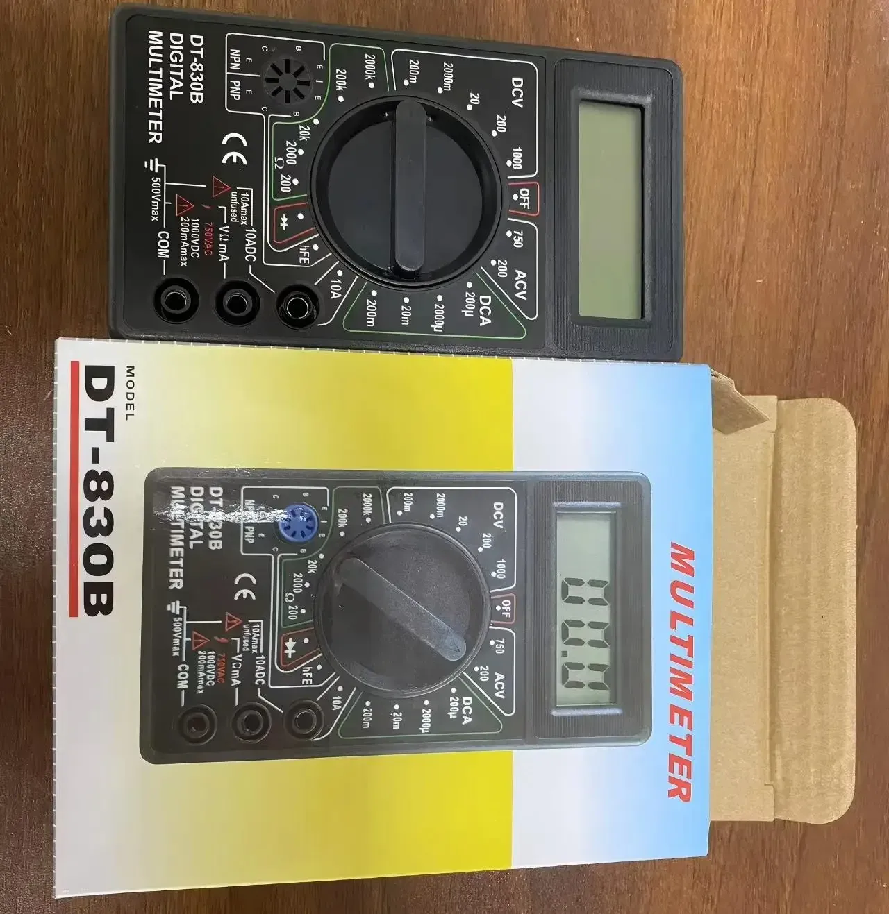 Multimètre DT-830B sous un autre angle