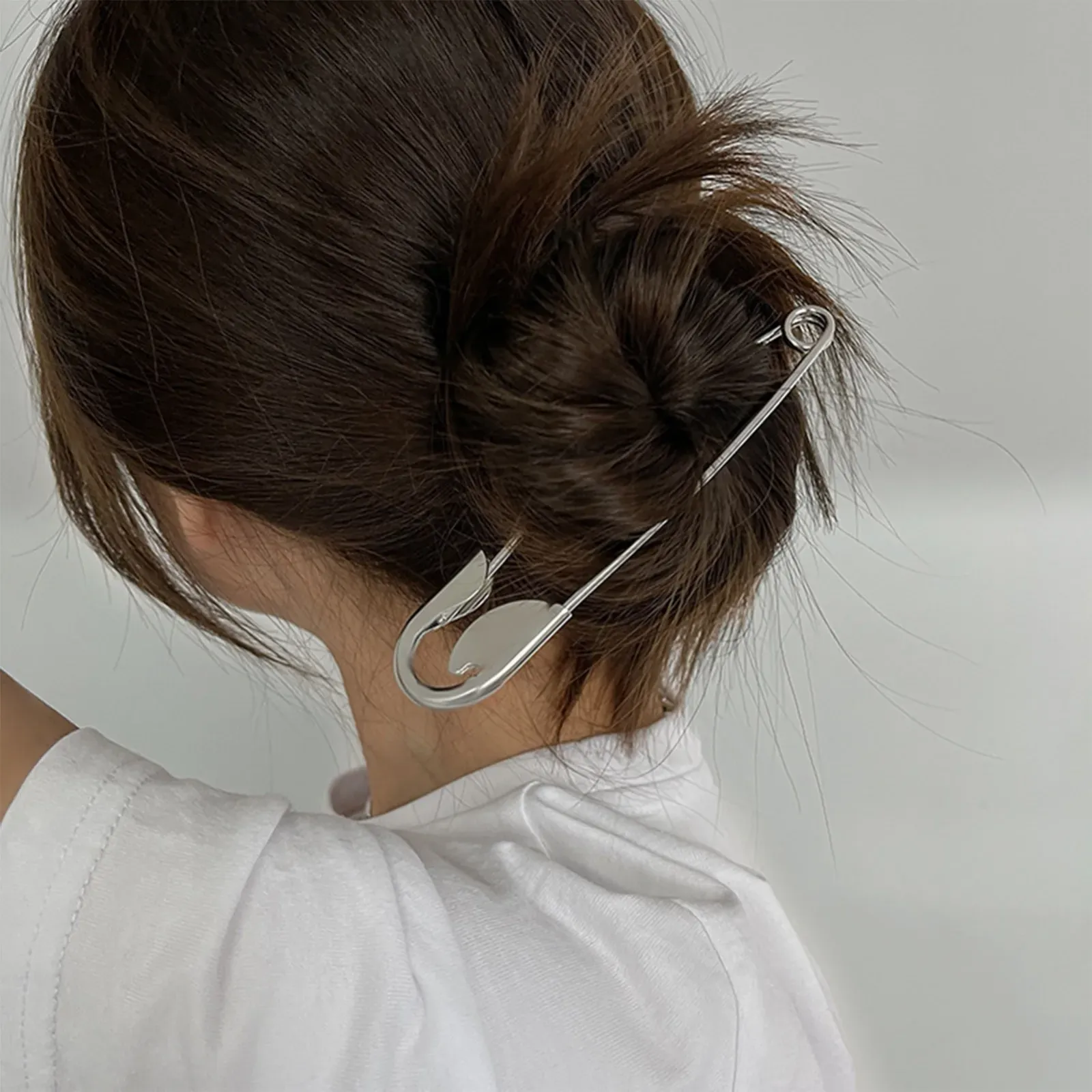 Pince à cheveux métallique Y2K sur une coiffure