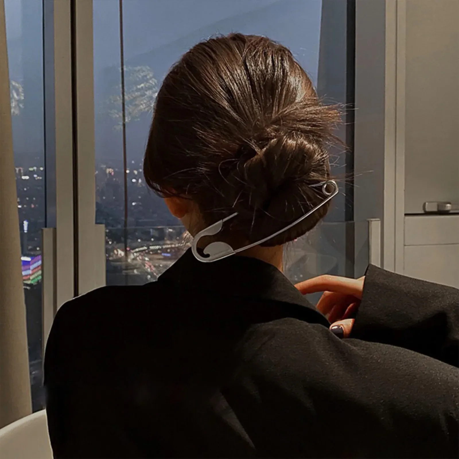 Pince à cheveux métallique Y2K, vue de détail