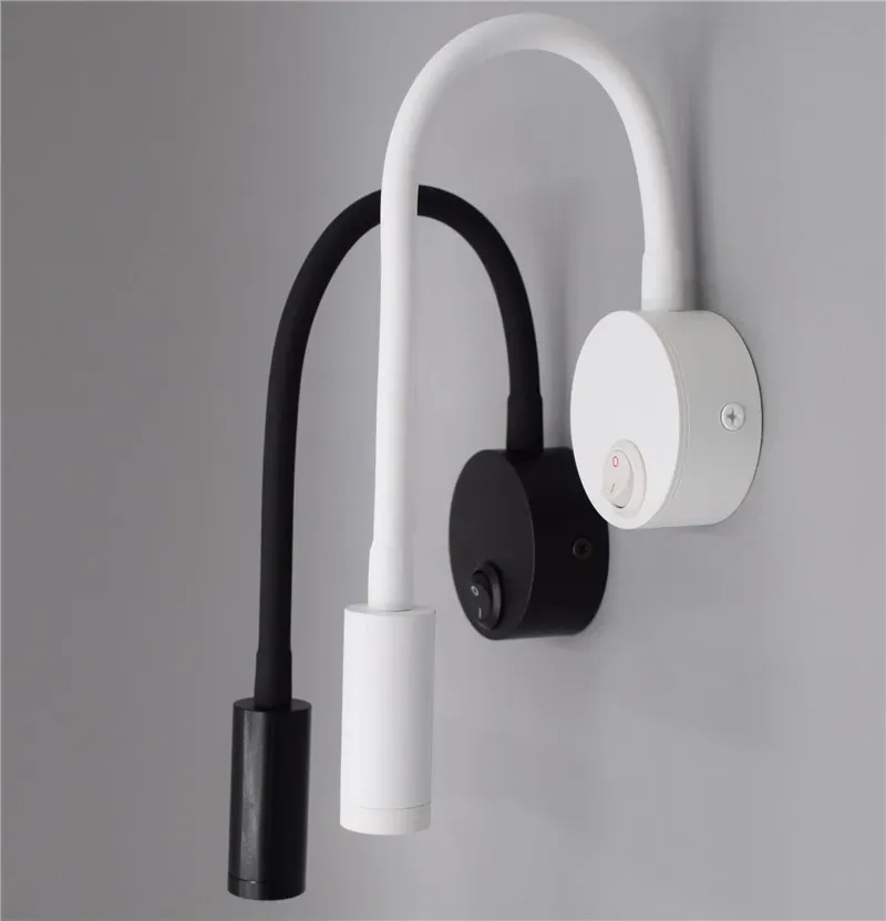 Applique LED installée au-dessus d'un lit