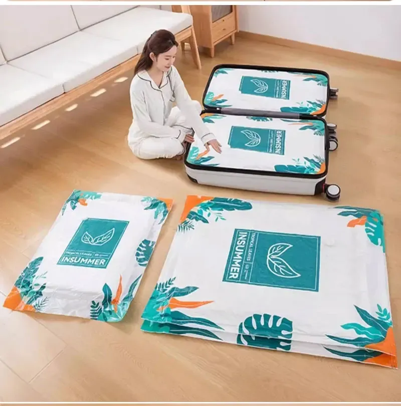 Rangement de garde-robe avec sacs sous vide