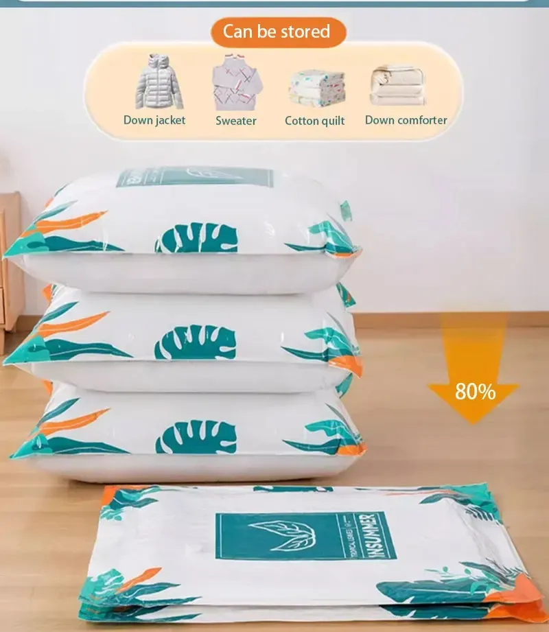 Vêtements rangés dans le sac de compression