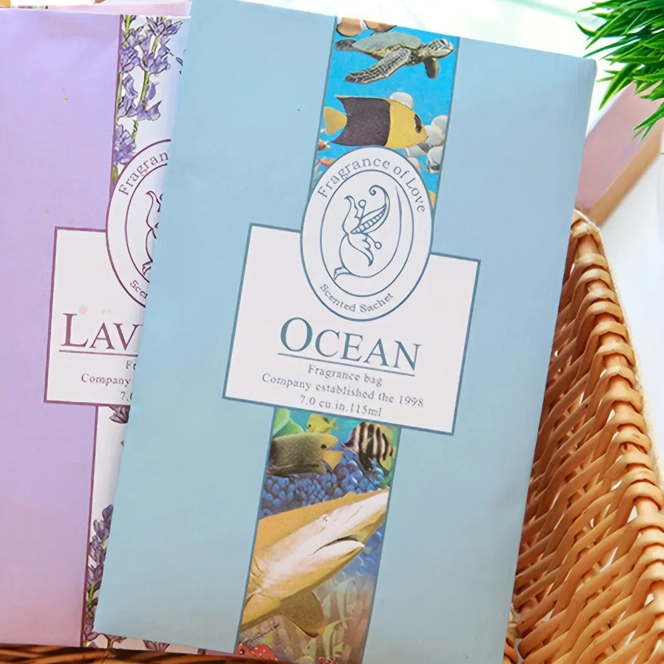Sachets parfumés suspendus dans un intérieur