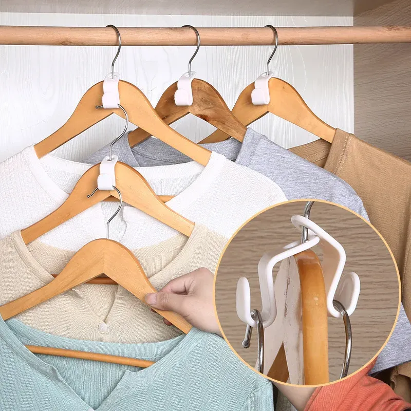 Crochets à vêtements connectés dans une penderie