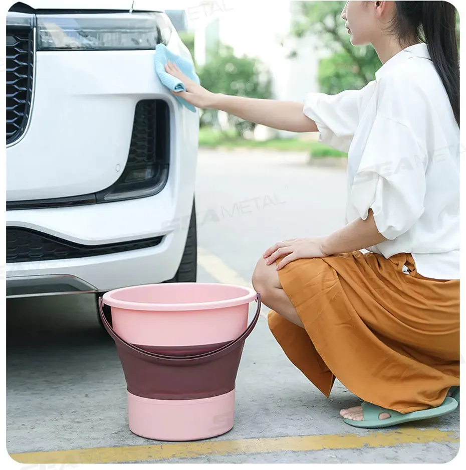 Seau pliable replié pour le rangement