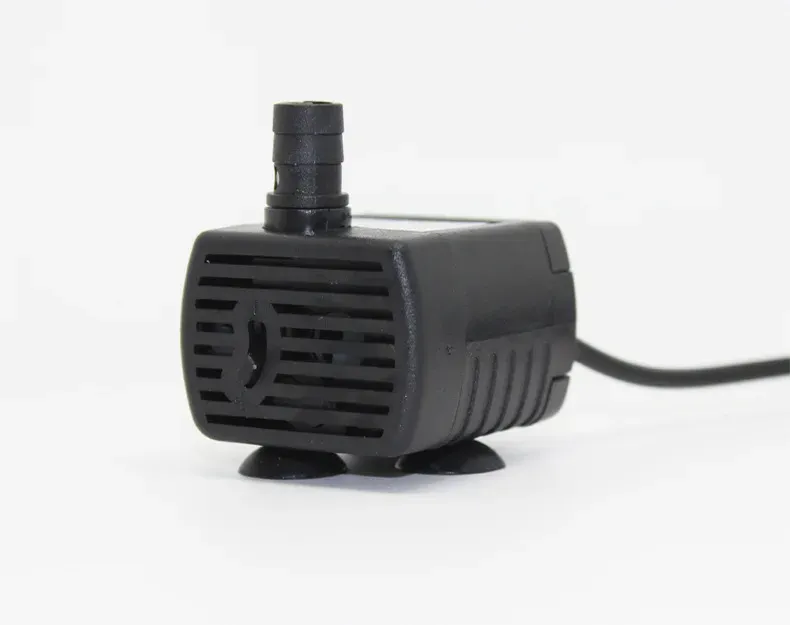 Pompe à eau installée dans un décor paysager
