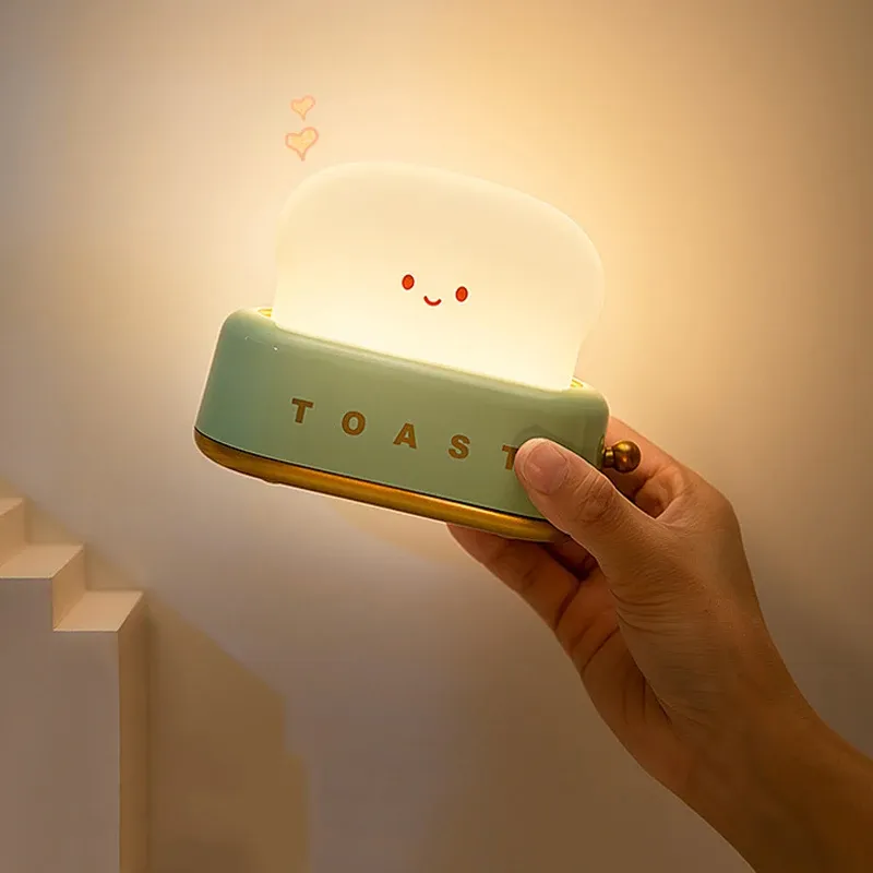 Veilleuse toast sur un bureau