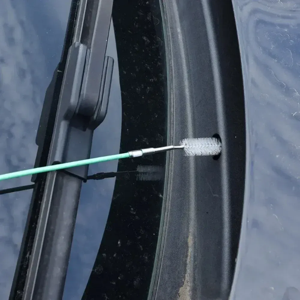Brosse de nettoyage de trou de vidange en situation