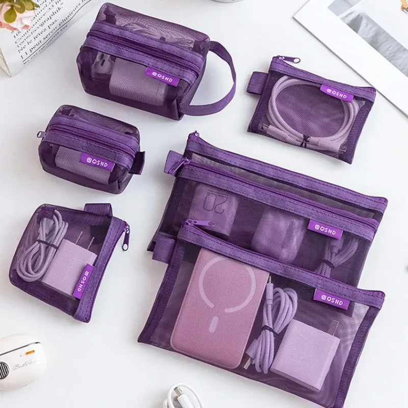 Détail des pochettes de rangement en maille transparente