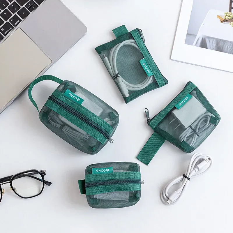 Pochettes organisatrices en maille transparente, vue rapprochée