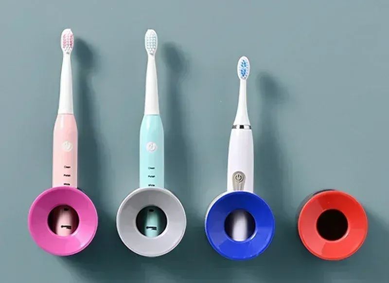 Porte-brosse à dents électrique mural en situation dans une salle de bain