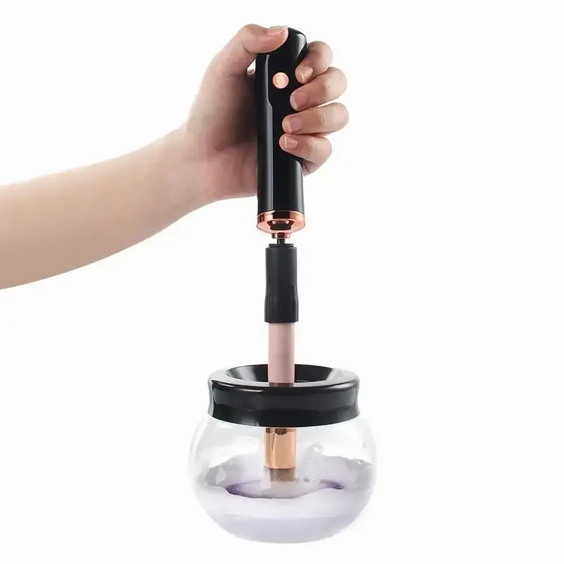 Nettoyeur de pinceaux de maquillage en utilisation