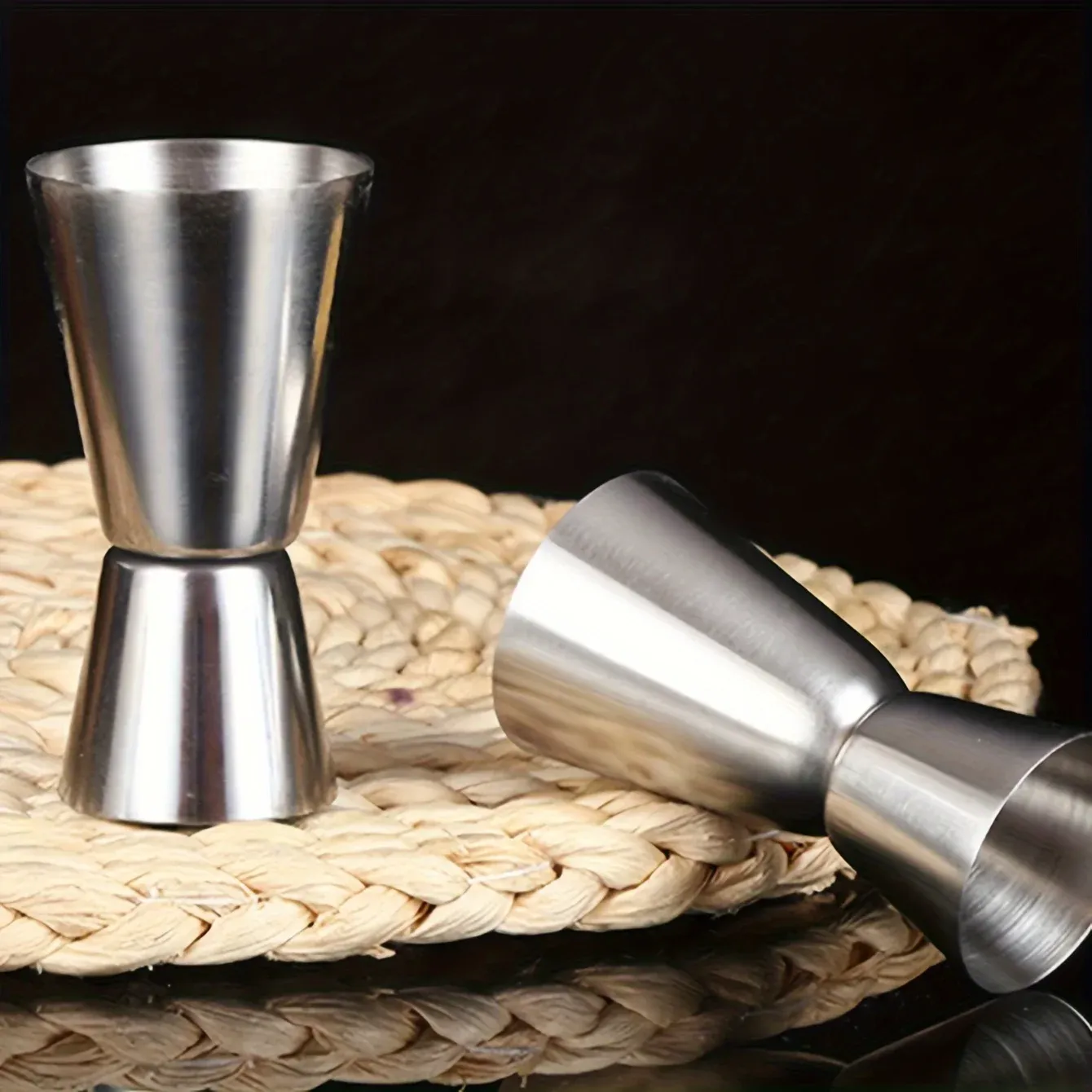 Shaker et jigger sur un comptoir de bar