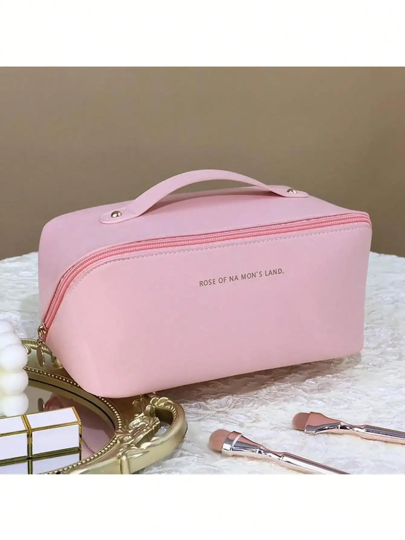 Trousse de toilette féminine en cuir sur fond clair
