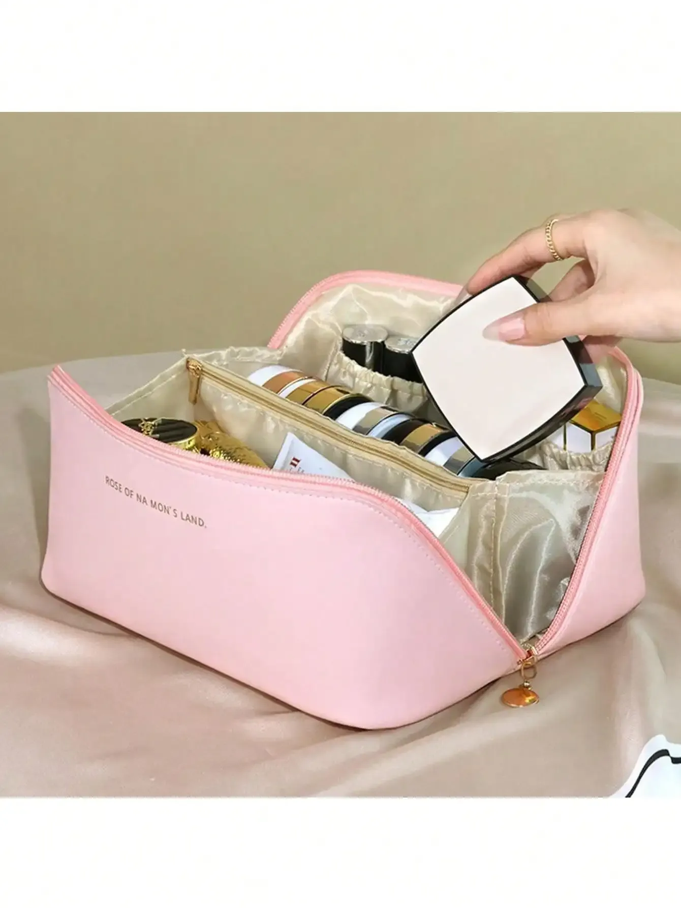 Organisateur de maquillage en cuir dans une ambiance lifestyle