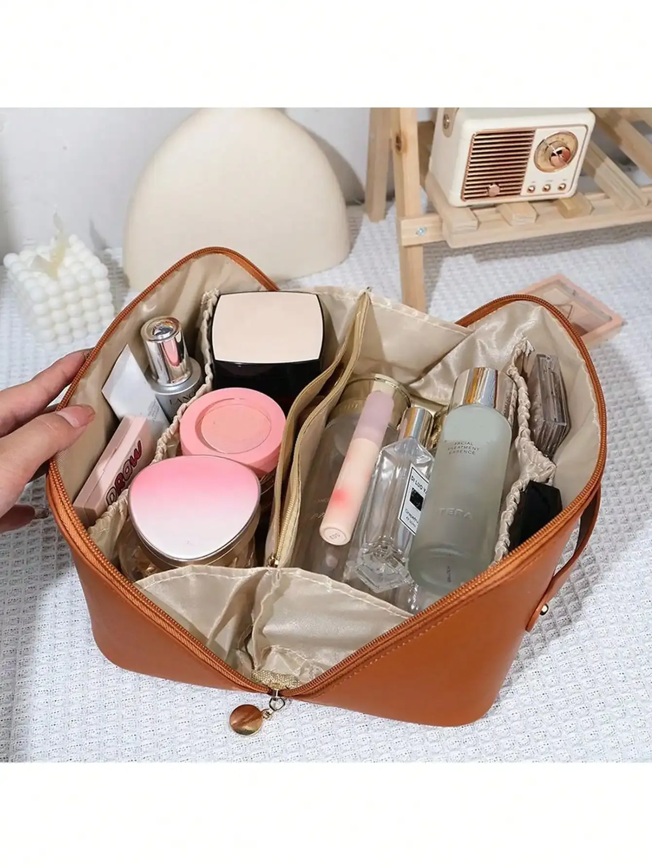 Détail du cuir et des coutures de la trousse de voyage