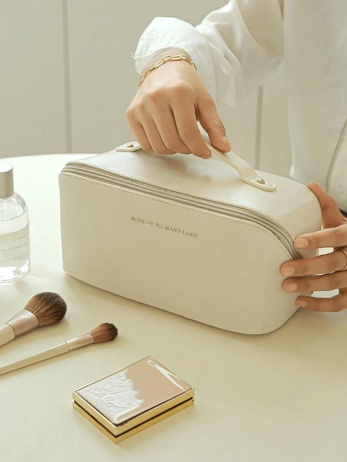 Sac de toilette en cuir pour femme, vue de profil
