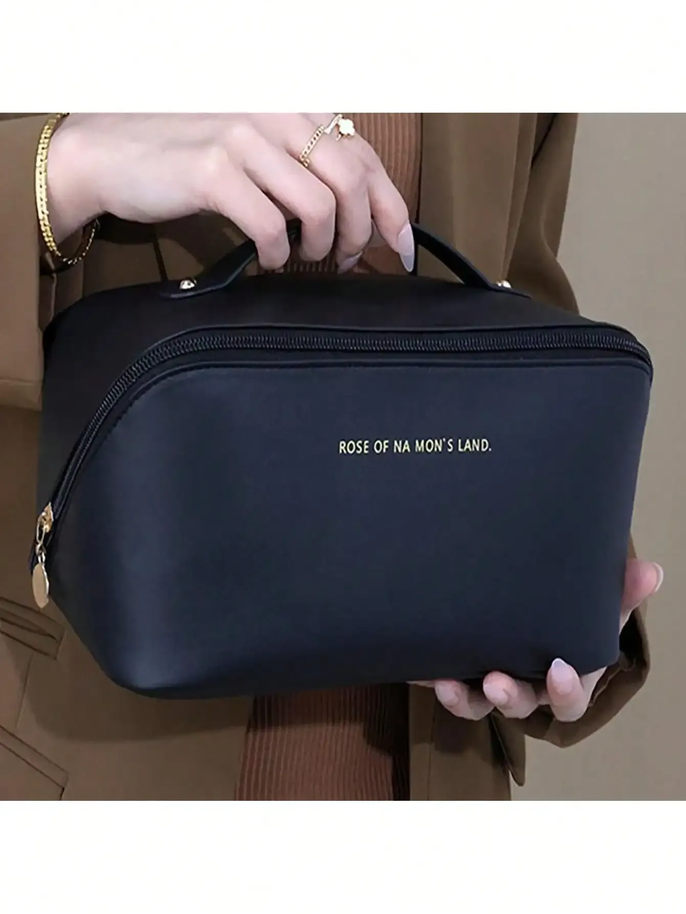 Sac de maquillage en cuir pour voyage, mise en situation