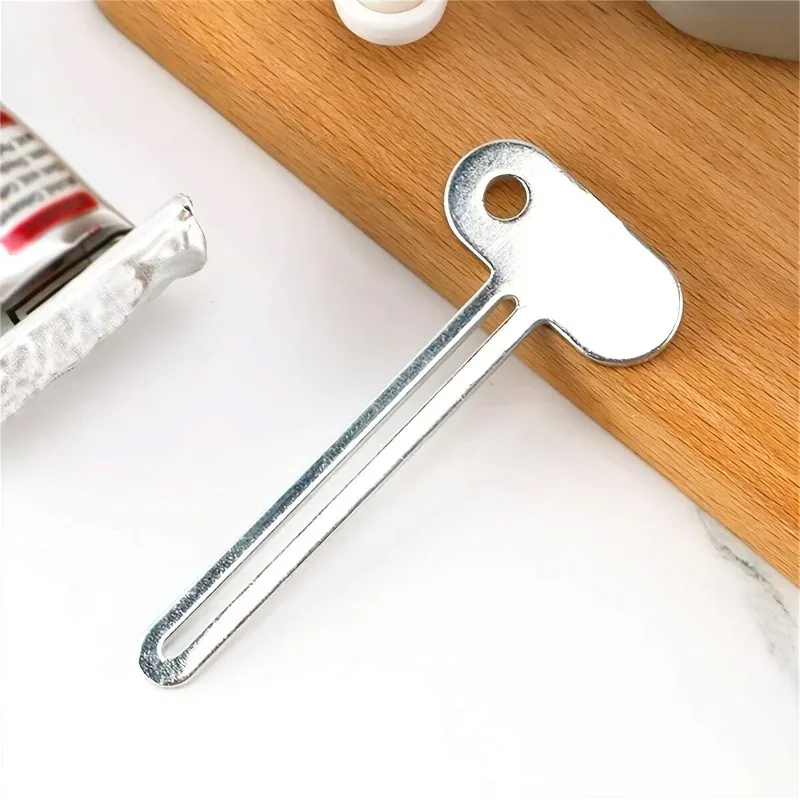 Presse-tube utilisé avec un tube de dentifrice