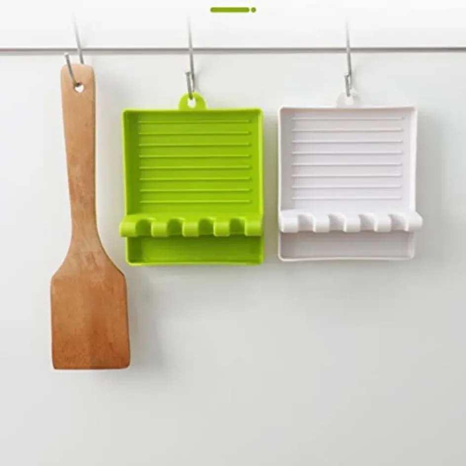 Porte-ustensiles dans un intérieur de cuisine moderne