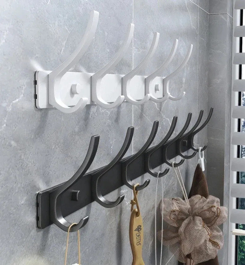Porte-manteau mural à crochets installé dans un intérieur moderne