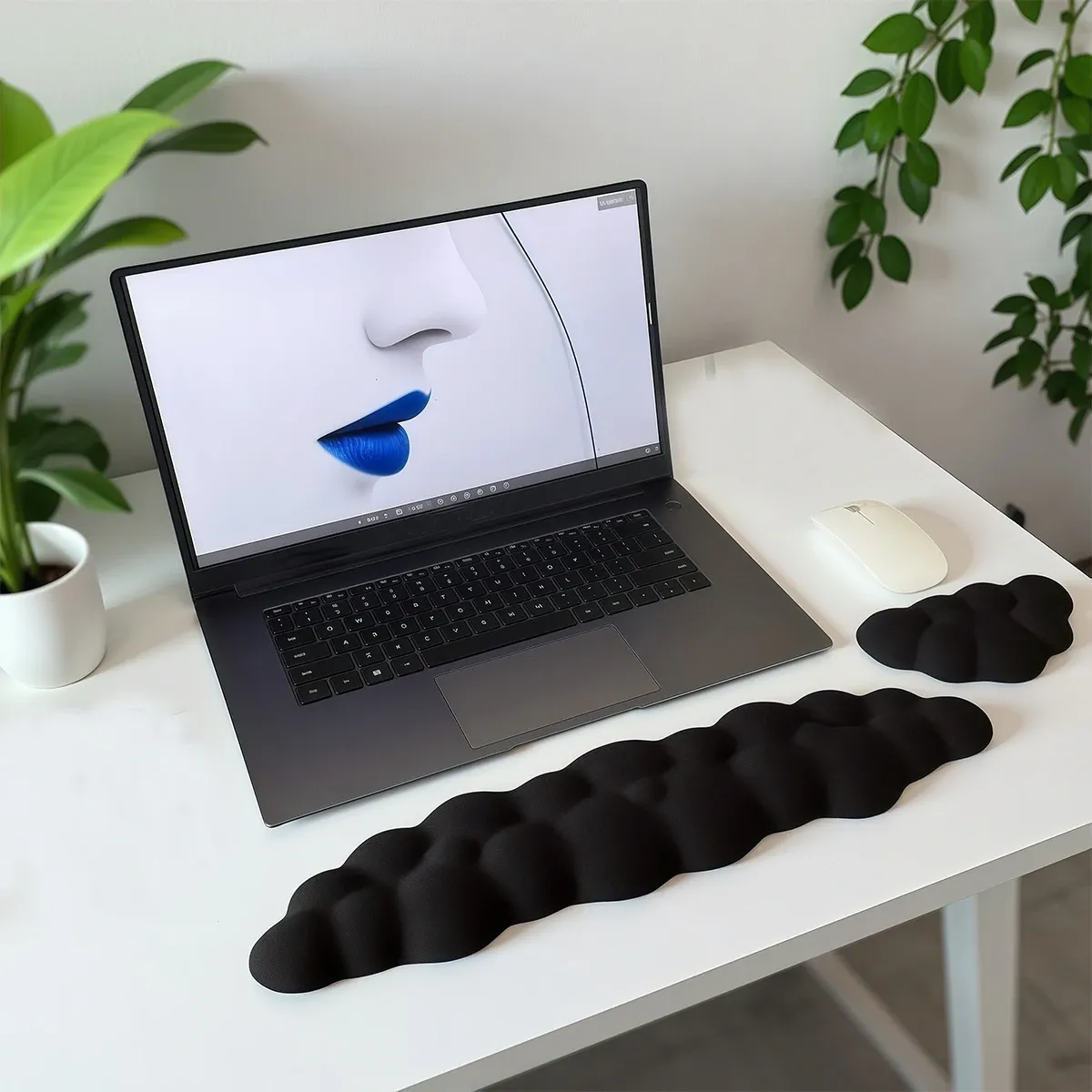 Repose-poignet en forme de nuage sur un bureau moderne