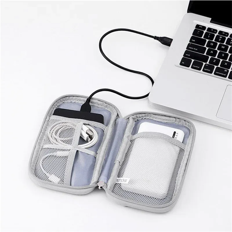 Accessoires électroniques rangés dans le sac