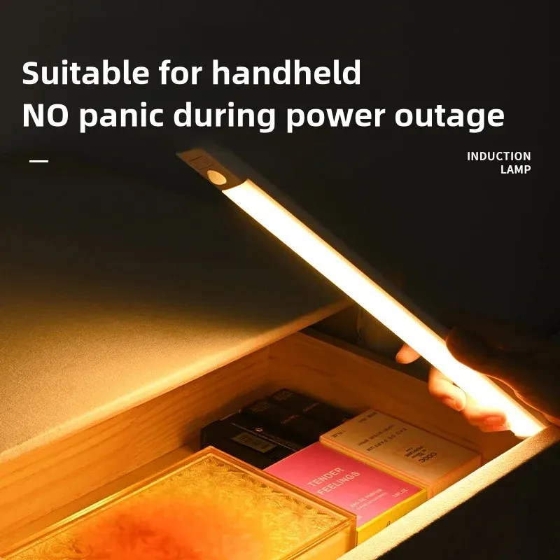 Lampe LED installée sous un meuble
