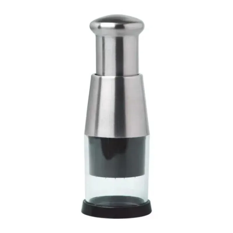 Presse-ail en acier inoxydable en situation de cuisine