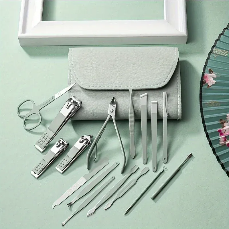 Ensemble de coupe-ongles professionnels présenté avec son étui de voyage