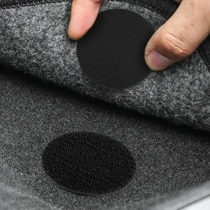 Détail de la fixation du ruban adhésif Velcro