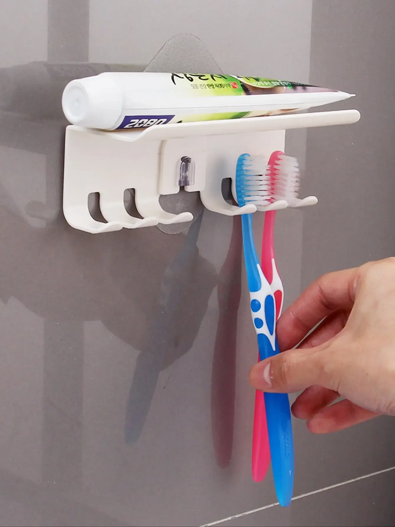 Porte-brosses à dents mural à 4 fentes en situation dans la salle de bain