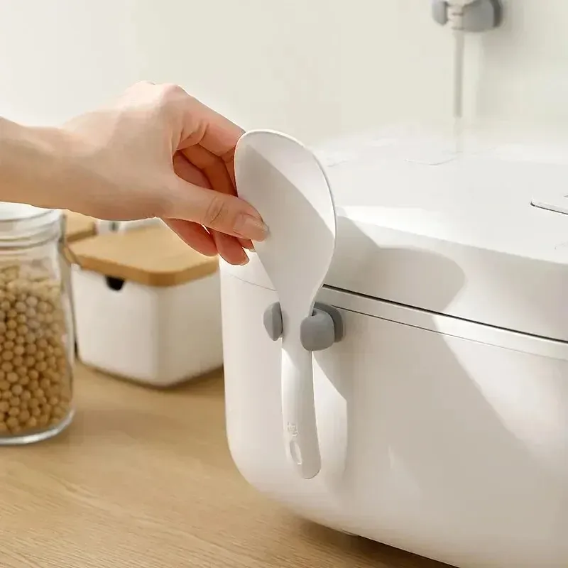 Support de cuillère à riz en situation dans une cuisine moderne