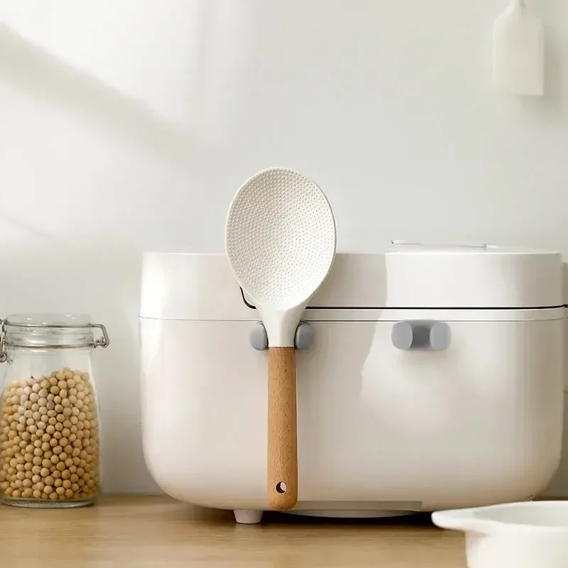Support de cuillère à riz dans une cuisine lumineuse