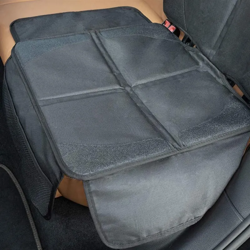 Housse de protection installée sur un siège auto