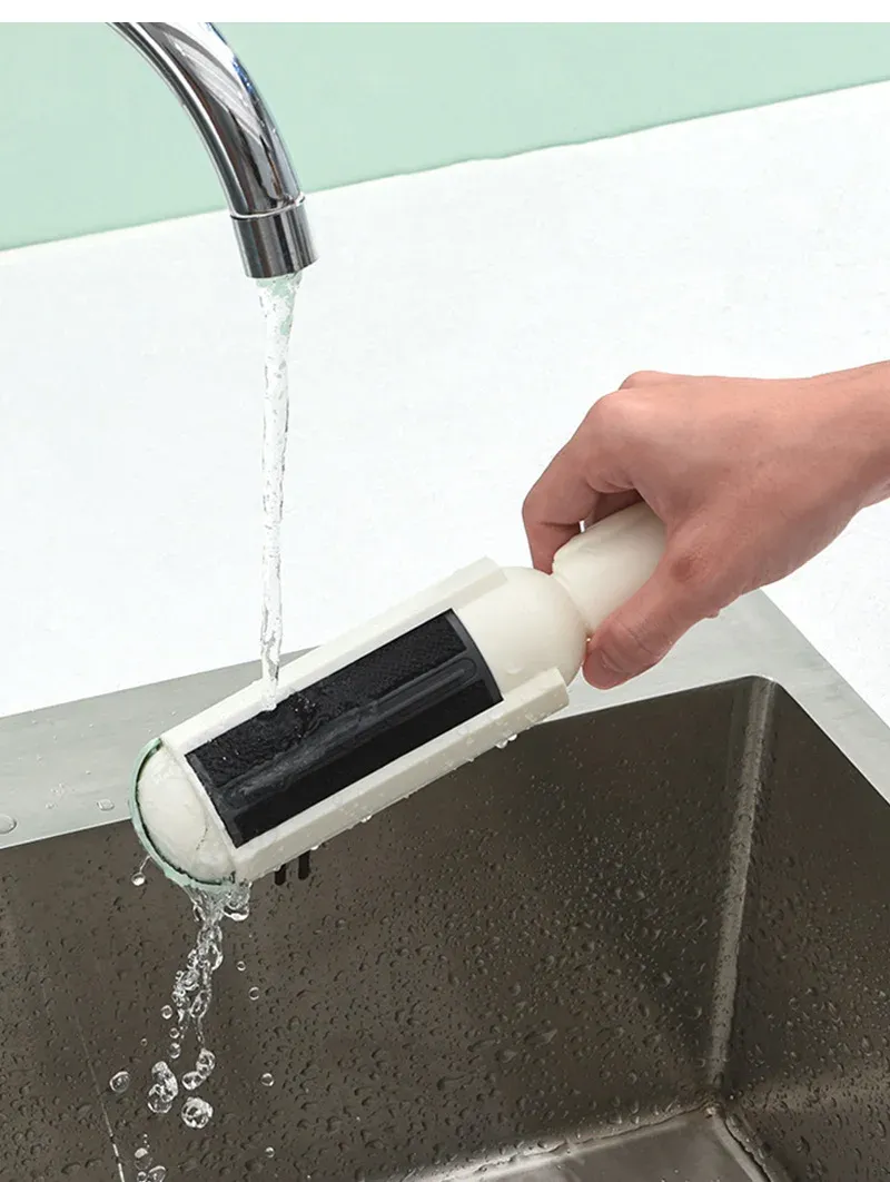 Rouleau anti-poils utilisé sur une surface textile