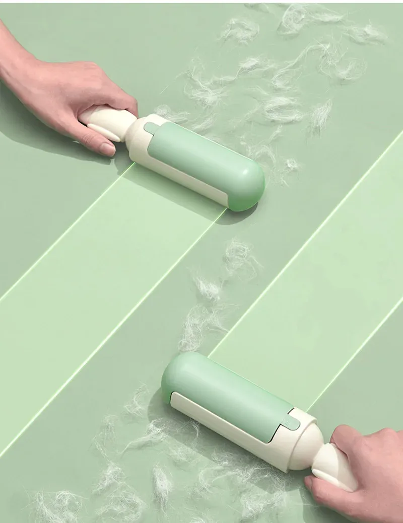 Nettoyage d'un canapé avec le rouleau anti-poils