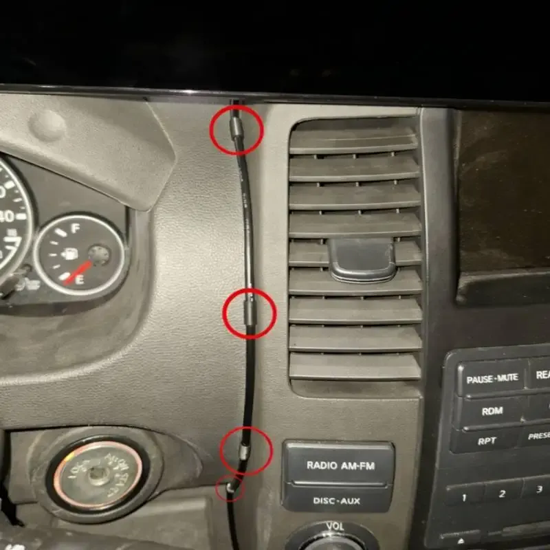 Clips de fixation pour câbles de garniture intérieure de voiture