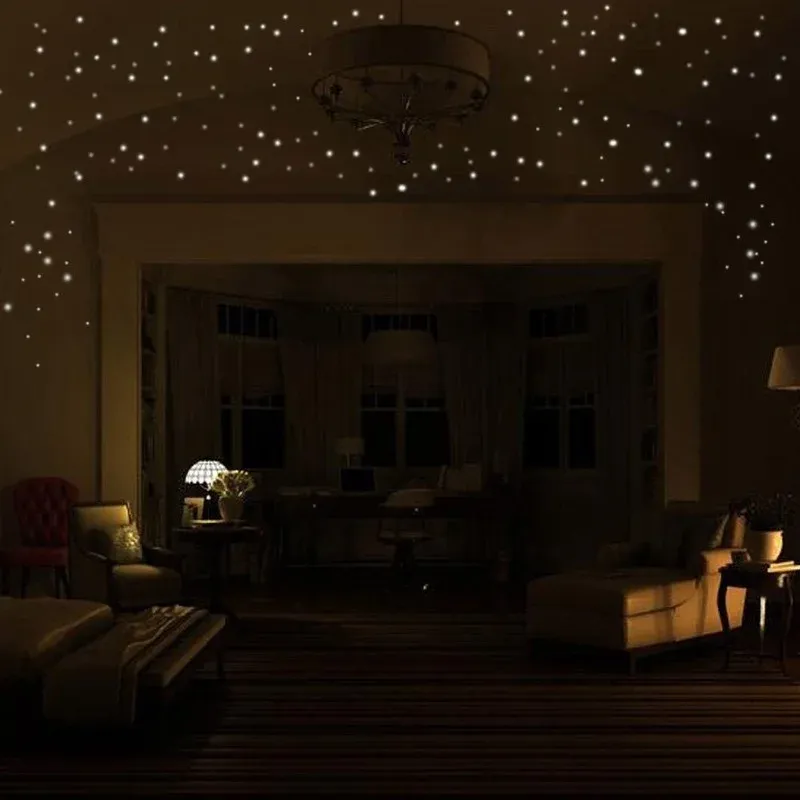 Ambiance lumineuse nocturne avec autocollants étoilés