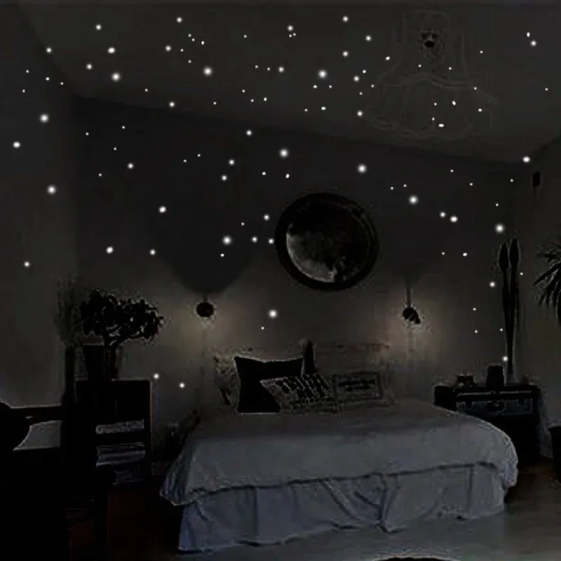 Autocollants muraux lumineux en forme d'étoiles sur un mur de chambre
