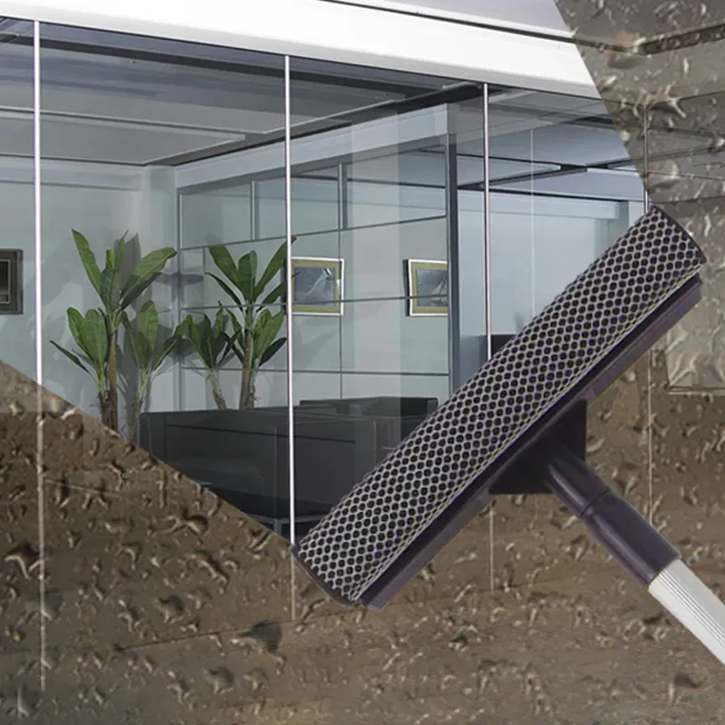 Brosse à fenêtre utilisée sur une surface vitrée